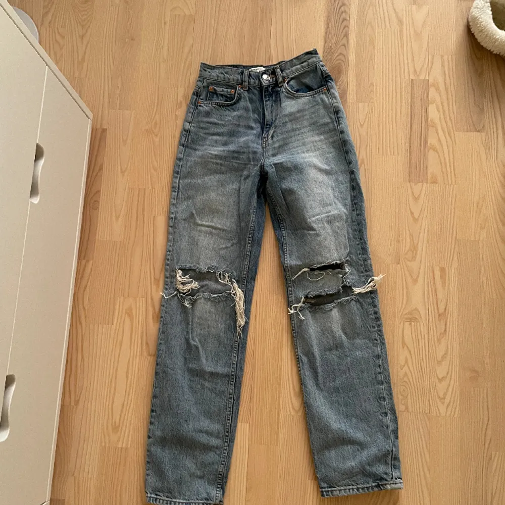 Strl 32 slitna jeans ljusblå straight leg högmidjade. Jeans & Byxor.