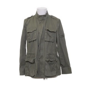 Gina jacka - Så fin jacka från Gina tricot, vintage känsla och militärgrön färg! 😍ganska liten i strl