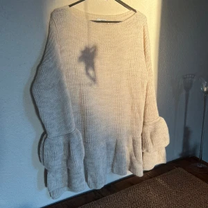 Söt stickad tröja - Fin beige stickad tröja med volang 🤍 lappen kvar! 