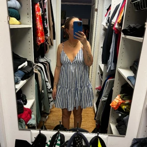 Sommarklänning  - Säljer denna superfina sommarklänningen som passar både o Sverige och utomlands. Unik och JÄTTEsnygg. Knappt använd. 