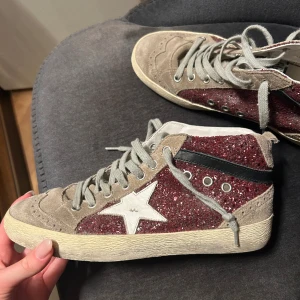 Golden goose skor  - Säljer mina så fina golden goose skor i storlek 38. Skicket är bra och de är köpta för ungefär 5600kr💕
