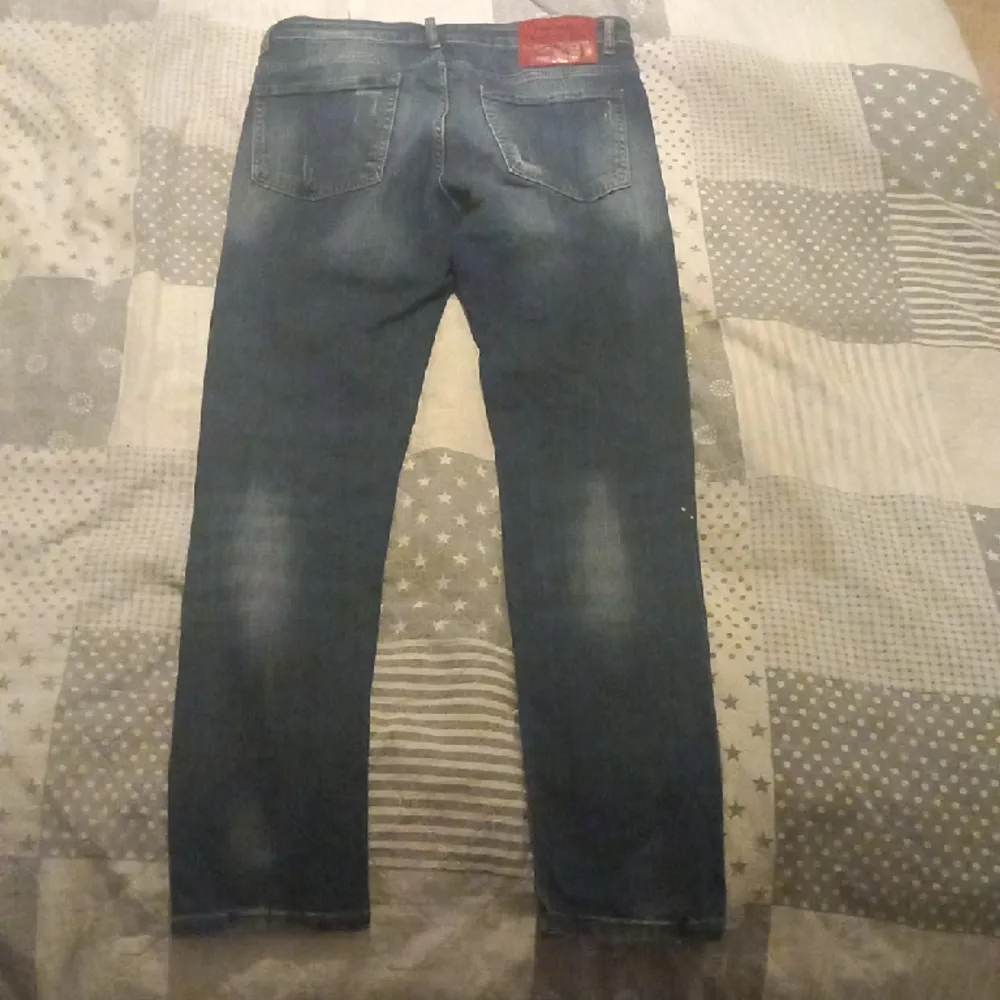 Säljer mina dsq2 jeans storlek 46 köpte dem för 2000 och säljer dem nu för 750 kan har haft dem i 2 månader och dem är äkta givetvis, vid snabbaffär kan vi sänka lite.. Jeans & Byxor.