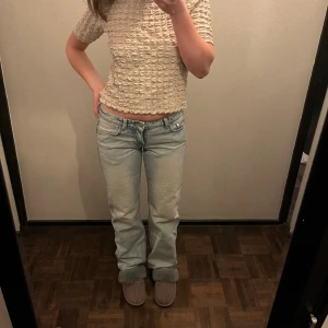 Lågmidjade jeans  - Låga jeans från weekday i jätte fin ljus tvätt! Tyvärr lite för små för mig, storlek 26/32 😋 modellen arrow
