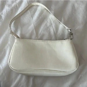 Handväska - Superfin, det är en liten fläck på väskan, den är inte jätte tydlig men man ser den på bild 2,vill du ha noggrannare bild kan jag skicka💞