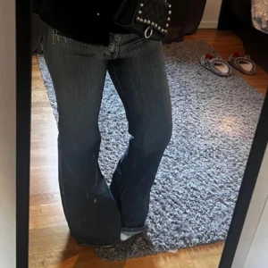 Jättefina lågmidjade bootcut jeans - Säljer dessa fina bootcut jeansen jag köpte här på plick för att de inte passar mig längre❤️ hör av er vid frågor och fler bilder😍😍jag har klippt de själv för att de var för långa för mig, passar de som är ca 160