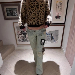 Ljusblå lågamidjade jeans - Jättefina ljusblå lågamidjade jeans, prislapp kvar så nyskick. Nypris runt 4000kr men passar mig tyvär inte så därav säljer jag. Måtten rakt över midjan är 40cm och innerbenslängd är 78cm. Skriv privat för fler frågor🩵🩵