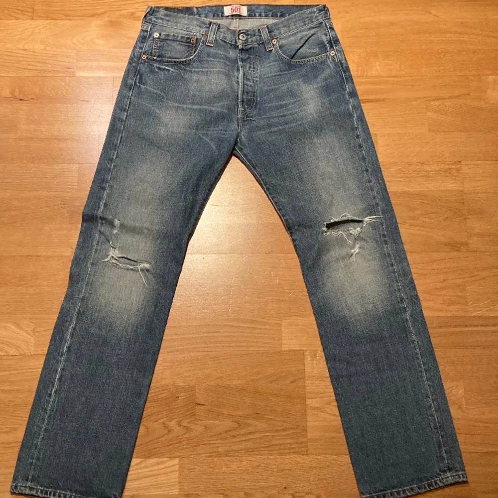 Storlek: 32x32   Inköpa på Jeans Uno i Stockholm, köptes för 1100 kr. Dem är från 2009 och är i väldigt fint skick med tanke på sin ålder.  Pris: 250 kr. Jeans & Byxor.
