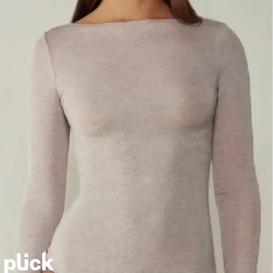 Intimissimi tröja beige - Trendiga intimissimi tröjan i beige. Den har ett litet hål på framsidan och ett litet på baksidan som jag har sytt igen. Vill ni ha bild eller andra frågor är det bara att fråga☺️har ni andra prisförslag så kan vi se:)