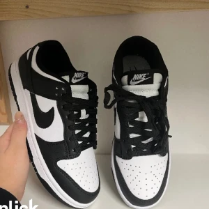 Skor - Säljer mina Nike panda dunk low!! Otroligt fina som passar till allt. Skriv för fler egna bilder, skicka gärna prisförslag. Nypris ( 1500 ) 