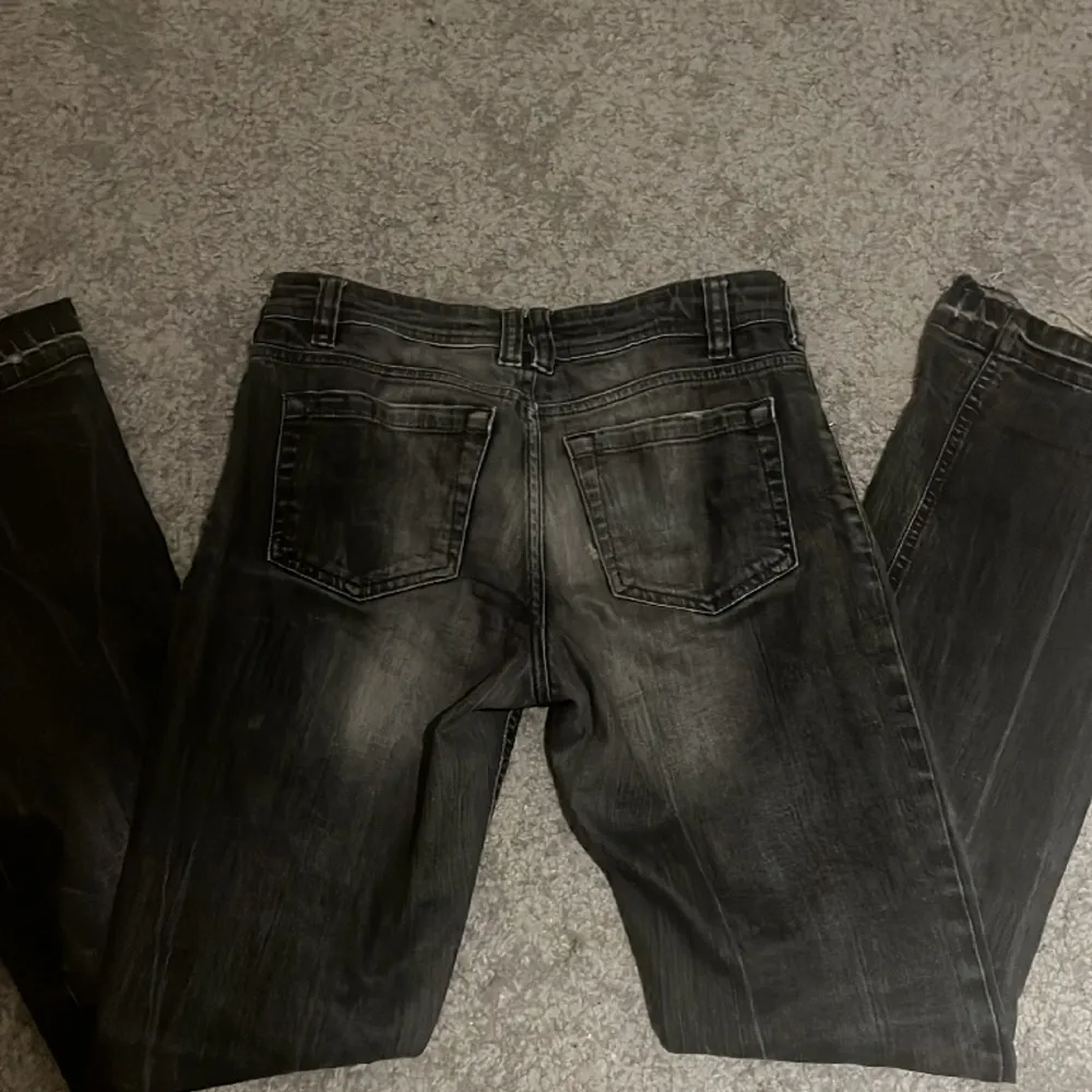 Skit snygga gråa jeans, har klippt upp de där nere så de blir längre. Jag är 168cm lång!❤️. Jeans & Byxor.