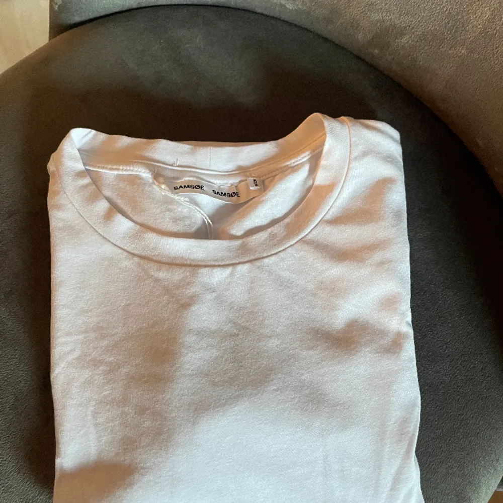 Helt ny vanlig vit t shirt från samsøe samsøe, supermjukt och stretchigt material. Säljer då jag fick den i julklapp men kan tyvärr inte ha och går ej att byta, nypris 400kr. T-shirts.