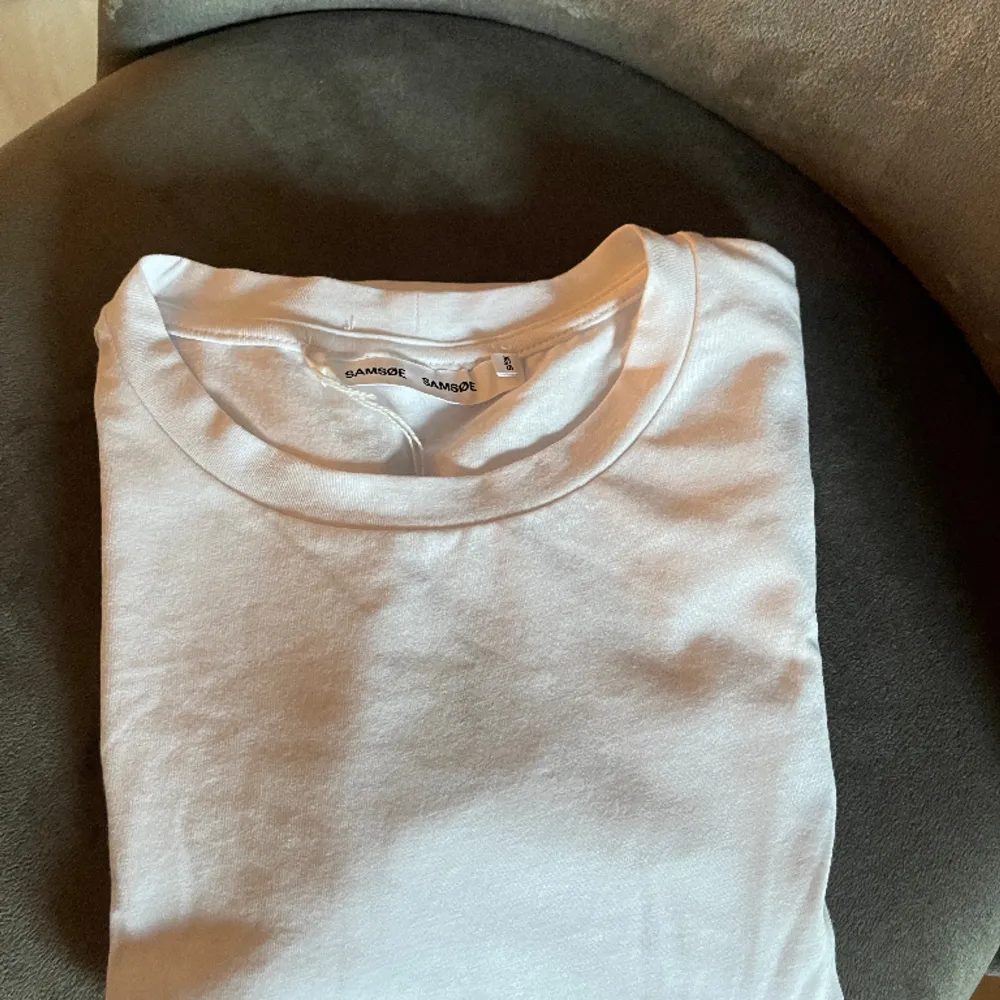 Helt ny vanlig vit t shirt från samsøe samsøe, supermjukt och stretchigt material. Säljer då jag fick den i julklapp men kan tyvärr inte ha och går ej att byta, nypris 400kr. T-paidat.