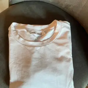 Helt ny vanlig vit t shirt från samsøe samsøe, supermjukt och stretchigt material. Säljer då jag fick den i julklapp men kan tyvärr inte ha och går ej att byta, nypris 400kr