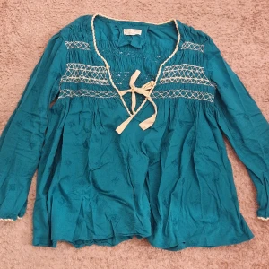 Odd Molly blus - Fin blus i grön/turkos. Bra skick. Fina detaljer, små broderade blommor över hela. 🩷