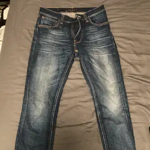 Blå jeans från nudie som är ish low waist. Säljer då de inte är min stil. Vet inte vad nypriset är då de är ärvda. Skulle gissa att dom är storlek S men taggen säger W27 L30
