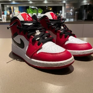Nike jordan 1 - Säljer nu mina så snygga och bekväma nike jordan 1 skor köpt i mars 2023 inga värre defekter skriv gärna vid intresse eller funderingar 💞