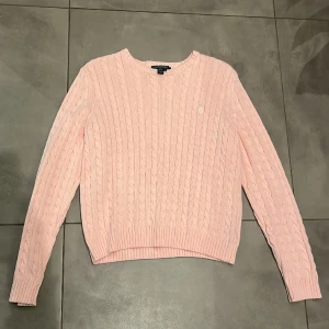 ralph lauren - Fin ralph lauren tröja i storlek L men passar mig som har S. Aldrig använd, jätte bra skick. 