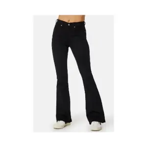 Oanvända bootcut jeans från Dr Denim. Bra längd och snygg passform. Nypris: 699 💕💕