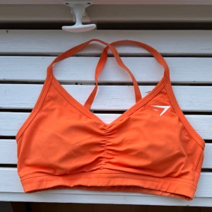 Gymshark scrunch bra - Supersnygg träningsbh i perfekt skick, tycker inte färgen passar mig därav säljes den vidare 🥰