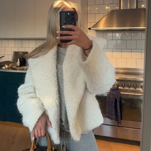 Jacka  - Säljer nu min supergosiga vita jacka, tyvärr aldrig kommit till användning 