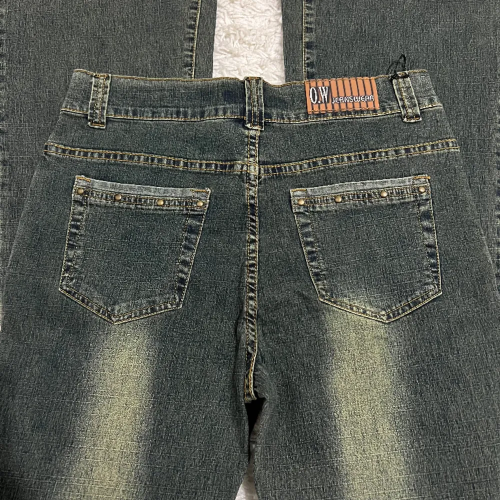 Flared Jeans, i perfekt skick 💕 Midjan är 79cm och innerbens är 80cm 🩶. Jeans & Byxor.