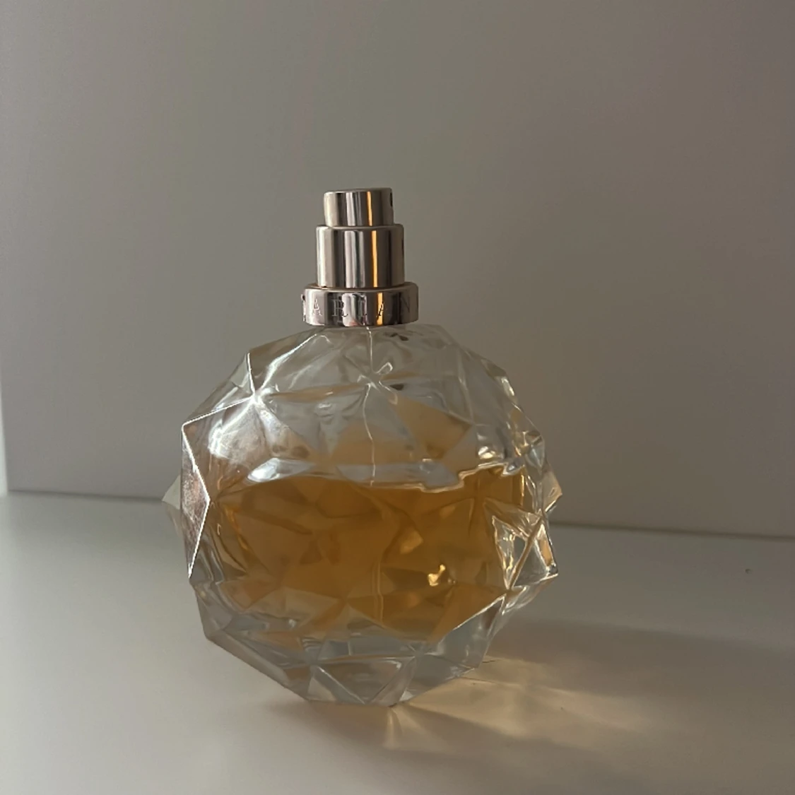 Ariana Grande parfym  - 90