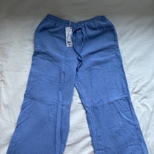 Blåa linnebyxor  - Jättefina byxor i en fin blå färg. Bäck och bölja tyg. Helt nya. Säljer då de är för stora för mig. 