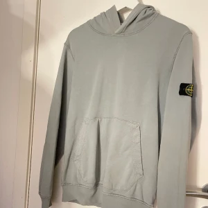 ljusgrön stone island hoodie - jättefin och jättebra skick men kommer aldrig till användning längre storleken är 164 i barn men motsvarar xs