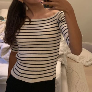 Finare topp  - En jätte snygg topp man kan ha både på axlarna och neddraget vid armarna!