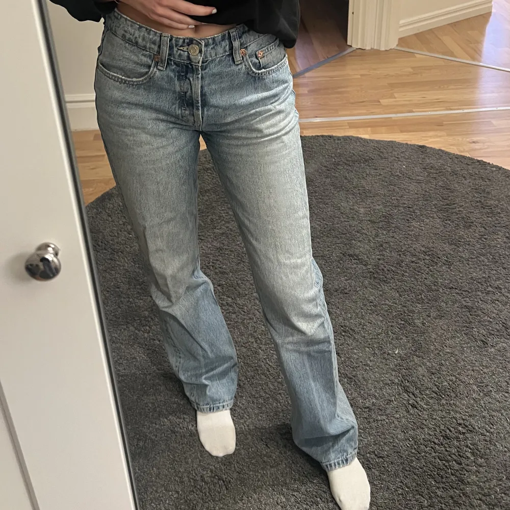 Blåa raka lågmidjade jeans från Zara, kommer inte till användning längre. Jeans & Byxor.