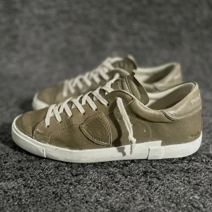 Philippe Model skor  - Philippe Model skor i färgen brun. Storlek 41 passar 42. Box ingår! Nyskick, meningen är att de ska se något slitna ut. Nypris 3999kr, köp för endast 1899kr.