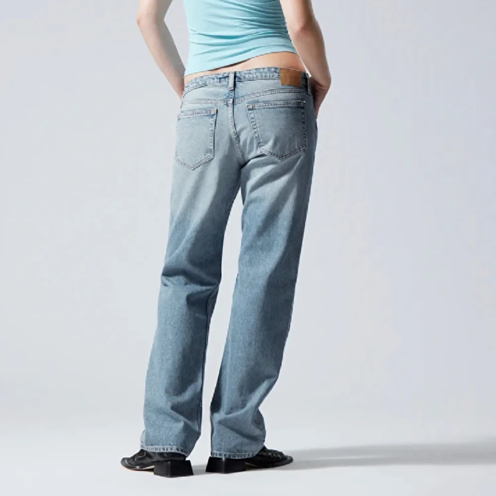 Jättesnygga jeans från weekday i modellen arrow💕 säljer pga att de tyvärr är försmå💗 bra skick inga defekter 💕 nypris 590. Jeans & Byxor.