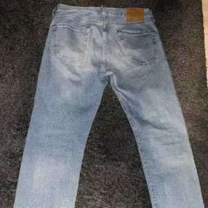 Ljusblå Levis 501 jeans i storlek 33/30. Nyskick, använda endast 1-2 gånger. 