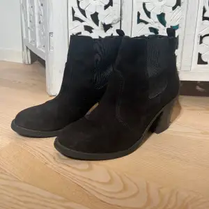 Svarta stövletter/boots från hm