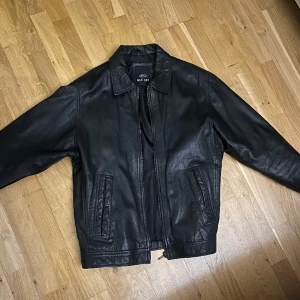 Läderjacka - Klassisk Vintage läderjacka av äkta läder, storlek L. Hör gärna av er för frågor!