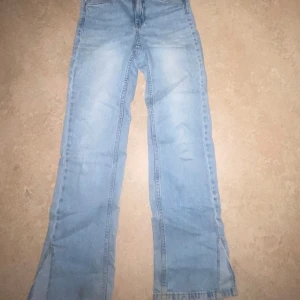 Jeans - Den har en liten smuts fläck längst ner på byxorna men annars inga defekter. 