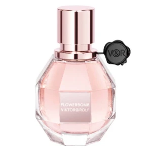 Viktor Rolf flowerbomb  - Helt ny parfym, fick den men i presentförpackning med en stor och en liten och efter aatt ha testat den lilla så passar inte doften på mig 😊 Fräsch i doften  Helt oanvänd  Utan kartong