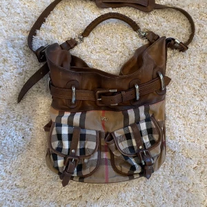 Burberry väska - Äkta Burberry väska. Köpt på NK i Stockholm. Pris 12 000kr