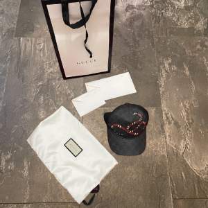 Gucci keps snakeprint Cond: 7/10 Size S  Og tillkommer 