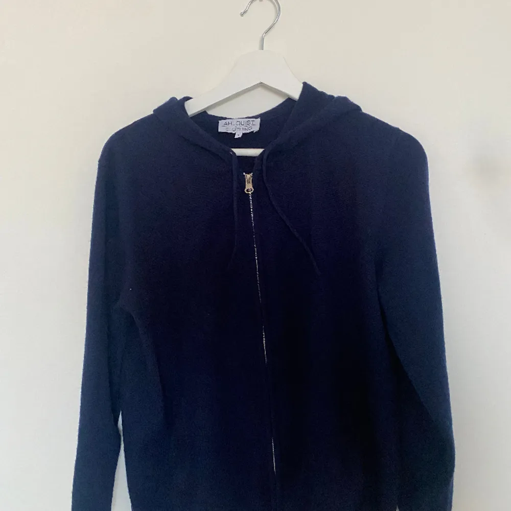En helt ny hoodie från Ahlquist endast testad på, den satt inte som jag ville därför säljer jag den, den är helt slutsåld i Marinblå S.  | Pris kan diskuteras | . Hoodies.