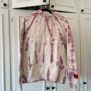Tie dye-mönstrad hoodie från märket CHNGE. 100% bomull. Aldrig använd så helt i nyskick. Nypris ca 900kr. 