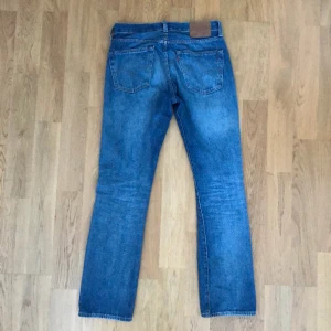Levis 501 jeans - Ett par schyssta Levis 501:or i storleken W32 L34. Byxorna är i bra skick och sitter rakt i passformen. 
