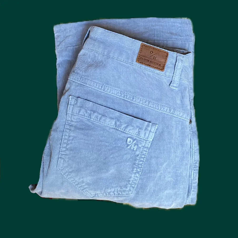 Lågmidjade utsvängda byxor i ljusblå manchester💙 ”Molly Bootcut custom” från Denim hunter provkollektion. Bra skick . Jeans & Byxor.
