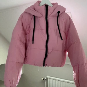 Puffjacka ZARA Stl M - Superfin jacka från ZARA i stl M.  Kortare modell.  Har bara blivit använd 1 gång så den är i nyskick! 