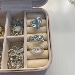 Ringar  - Säljer de här tre skit najs ringarna, två är från Olympia rings och den andra är från en butik i Norge💕den SIS ringen är i storlek 19 och de andra är justerbara, 50 för en och 130 för alla tre 