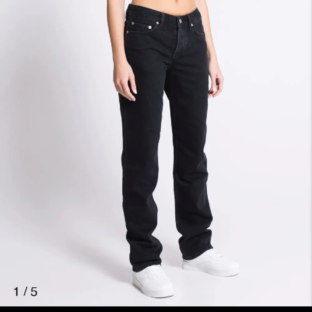 Svarta jeans från lager 157, modellen icon. Dom är lågmidjade och raka i modellen. Bra skick, nypris 400kr.. Jeans & Byxor.