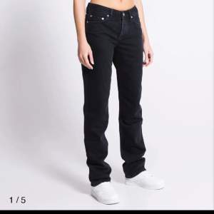 Svarta jeans från lager 157, modellen icon. Dom är lågmidjade och raka i modellen. Bra skick, nypris 400kr.