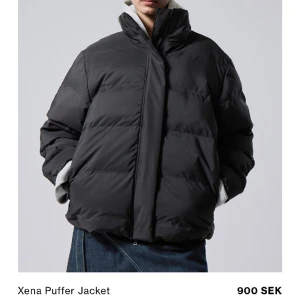 Puffer jacket - Xena puffer jacket från Weekday, aldrig använd med lappen kvar.  Ursprungspris 900 kr.