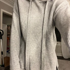 Grå stickad hoodie - Säljer denna super fina stickade hoodin från h&m❤️ lite nopprig men inget som märks av! Skriv till mig innan du köper plagget!!!!!!