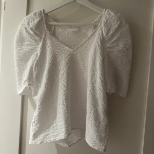 Vila topp - En fin tröja i kortärmad från Vila i storlek 34. Använt några gånger 